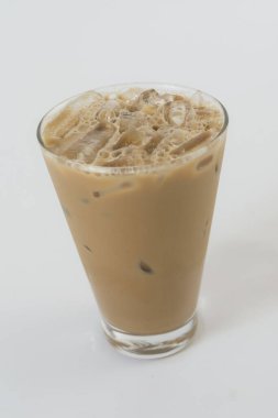 Beyaz üzerine izole edilmiş buzlu kahve.