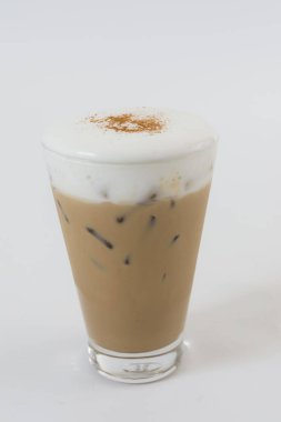 Beyaz üzerine izole edilmiş buzlu kahve.