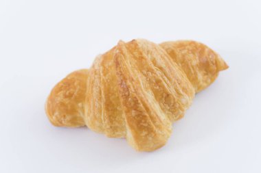 Beyaz arkaplanda sade kruvasan