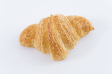 Beyaz arkaplanda sade kruvasan