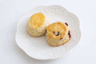 Masada reçelli çörekler, beyaz arkaplanda izole edilmiş.