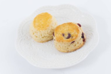 Masada reçelli çörekler, beyaz arkaplanda izole edilmiş.