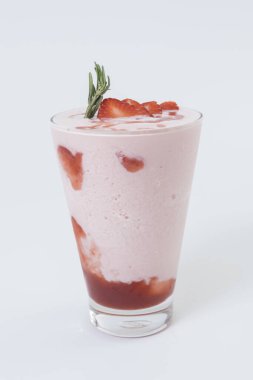 Sağlıklı kahvaltı içeceği, çilek, kahvaltı, süt ürünü, tatlı, beyaz arka planda izole edilmiş.