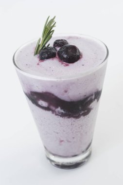 Sağlıklı kahvaltı içeceği, yabanmersini, kahvaltı, süt ürünü, tatlı, beyaz arka planda izole edilmiş.