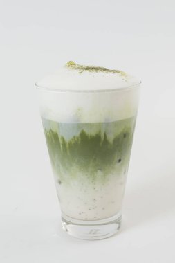 Kiraz yeşili çay, Japon içkisi, bir bardak soğuk, ferahlatıcı buz, beyaz arka planda izole edilmiş