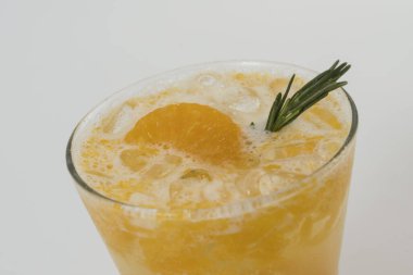 Buzlu portakallı soda, beyaz arka planda izole edilmiş.