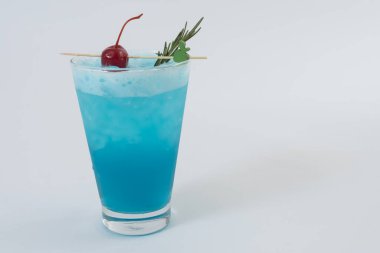Mavi soda, beyaz arka planda mavi Hawaii kokteyli..