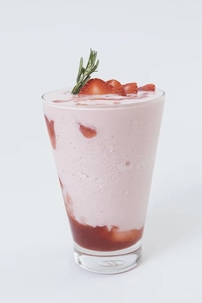 含有草莓 乳制品 甜点的健康早餐软饮料 与白色背景隔离 — 图库照片