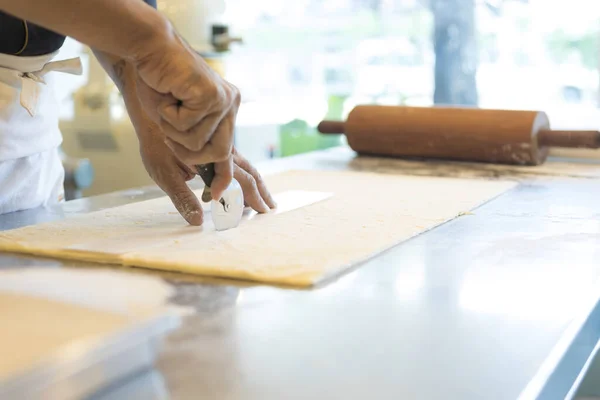 Muž Kuchyni Krájí Těsto Croissant — Stock fotografie