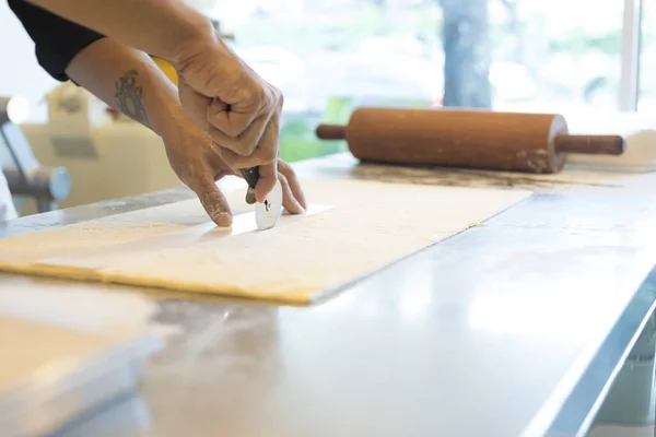 Man Bij Keuken Snijden Deeg Voor Croissant — Stockfoto