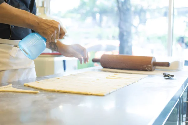 Muž Kuchyni Připravuje Těsto Croissant — Stock fotografie
