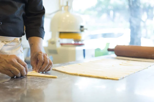 Hombre Cocina Haciendo Croissant — Foto de Stock