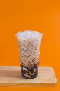 Ahşap bir masada buzlu kahve. Kremalı. İçkinin dokusunu ve ferahlatıcı görünüşünü gösteriyor..