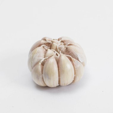 Beyaz arkaplanda sarımsak izole edilmiş. 