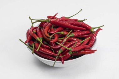 Beyaz arka planda kırmızı biber, çiğ gıda içeriği kavramı.