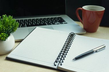 Ahşap arkaplanda boş bir defter