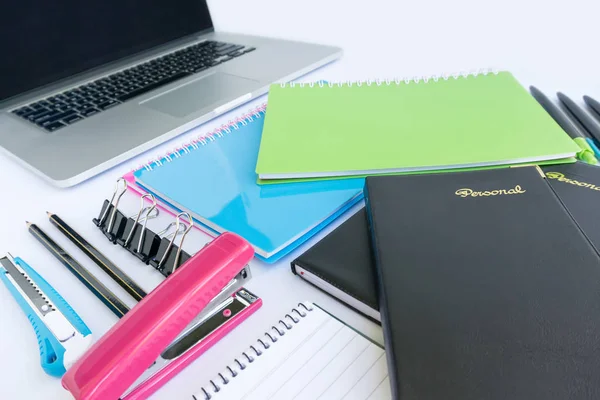 Escritório e artigos de papelaria e um laptop — Fotografia de Stock