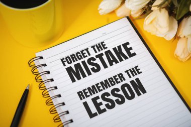 Motivasyon ve ilham verici alıntılar. Çalışma Masasındaki Not Defterinin Yaşamı.