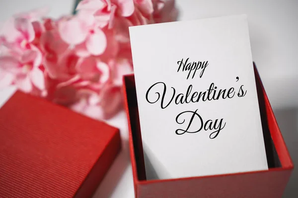 Selamat Hari Valentine. Kartu Kertas di Kotak Gift . Stok Foto Bebas Royalti