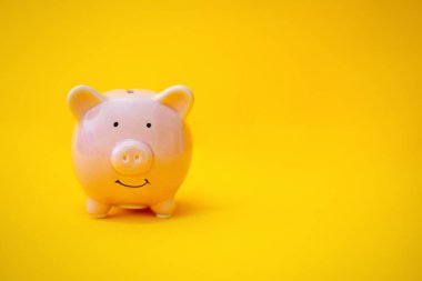 Sarı arka planda Piggy Bank