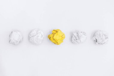 Diğerleriyle aynı hizada eşsiz sarı buruşuk kağıt. İş Konsepti.