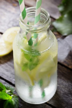 Taze ev yapımı limonata