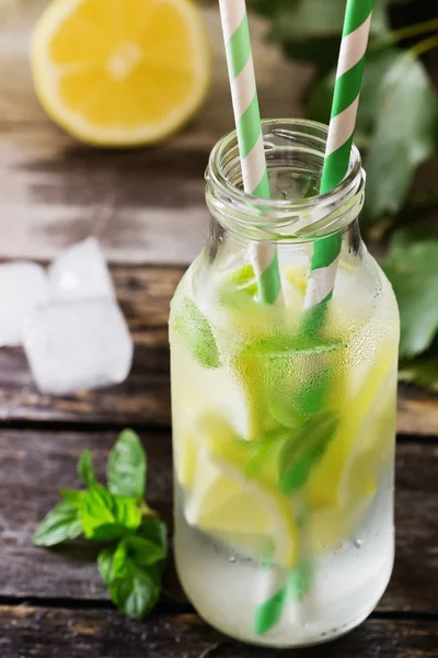 Taze ev yapımı limonata — Stok fotoğraf