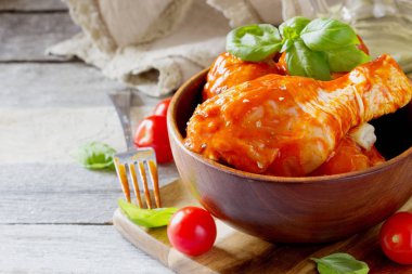 Geleneksel tavuk budu soslu