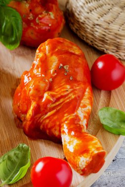 Geleneksel tavuk budu soslu