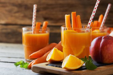 Meyve ve sebze suyu içinde gözlük