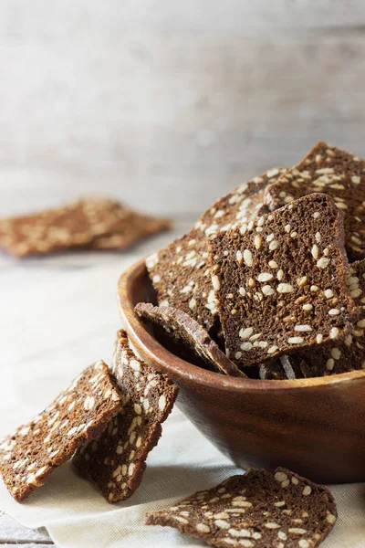 Snijd gedroogd roggebrood met zaden — Stockfoto