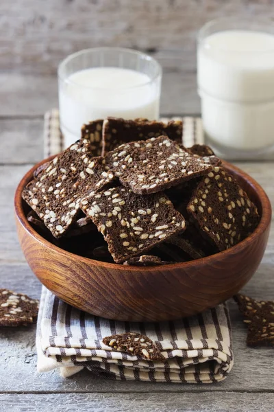 Snijd gedroogd roggebrood met granen — Stockfoto