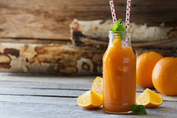 Fruktjuice i glasflaska Stockbild