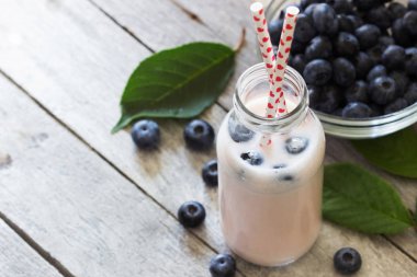 Ev yapımı meyve yoğurt