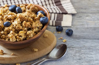 Gevrek granola ve yaban mersini.