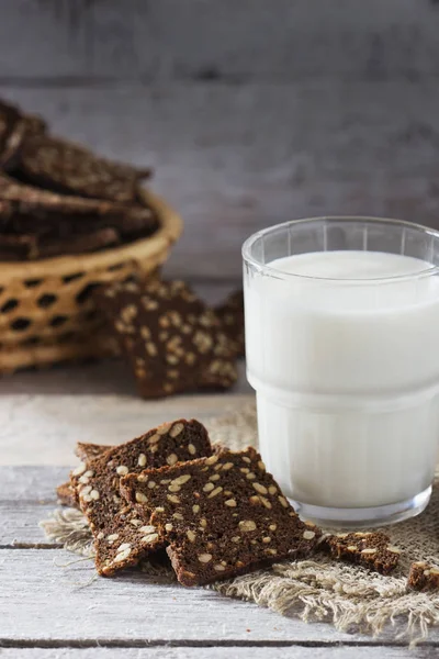 Vaso con leche y pan de centeno seco —  Fotos de Stock