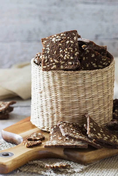 Pane di segale secco affettato con semi — Foto Stock