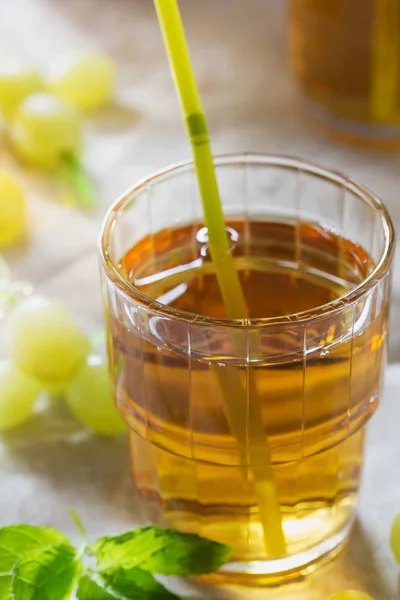 Sok winogronowy w szklance — Zdjęcie stockowe