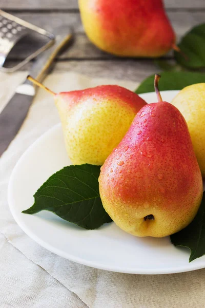 Fresh yellow pears — Stock Photo, Image