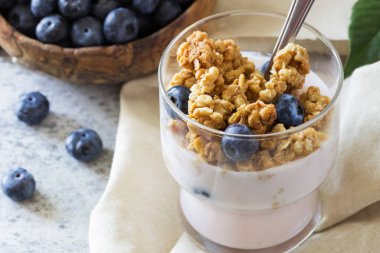 Tahıl gevreği ve ev yapımı yoğurt.