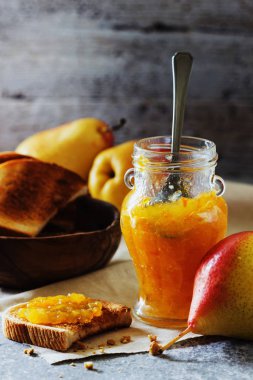 Armut reçeli ve kızarmış ekmek.