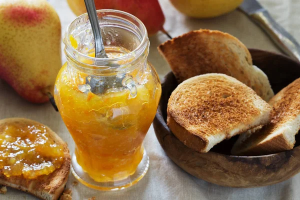 Pear jam and fried toasts — Stock Photo, Image