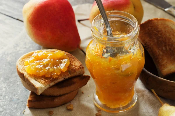 Birnenmarmelade und gebratene Toasts lizenzfreie Stockbilder