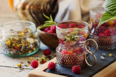 Ev yapımı şifalı bitki çayı.