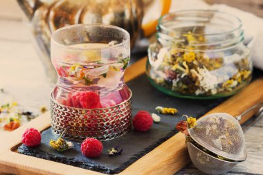 Ev yapımı şifalı bitki çayı.