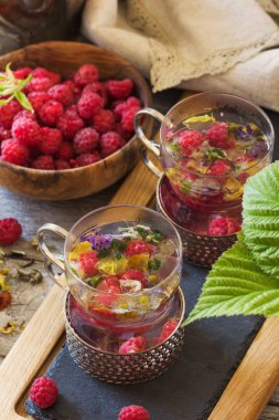 Ev yapımı şifalı bitki çayı.