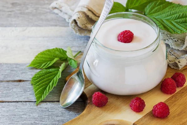 Homemade organic yogurt and fresh raspberries — 스톡 사진