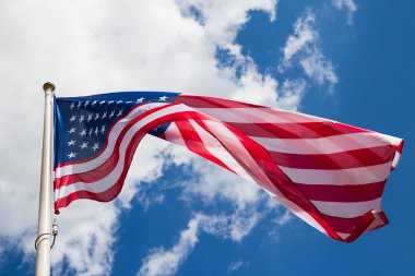 Bulutlu mavi gökyüzüne karşı Amerikan Bayrağı