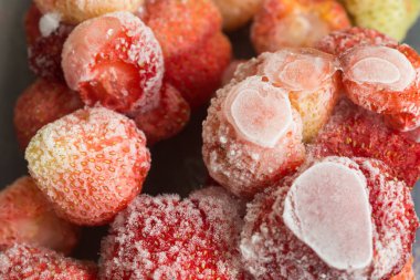 Doğal ışık ile dondurulmuş çilek