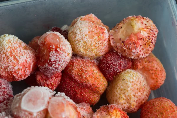 Bevroren Aardbeien Met Daglicht — Stockfoto